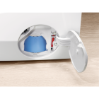 Valkoisen pesukoneen alaosassa on auki pyöreä luukku, jonka sisällä näkyy sininen muovinen suodatin ja muita osia.